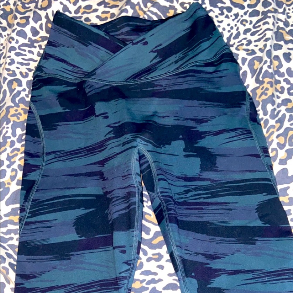 ALPHALETE SURFACE CAMO LEGGINGS